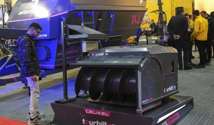 Türk mühendislerden yerli yem itme robotu: İlk kez görücüye çıktı